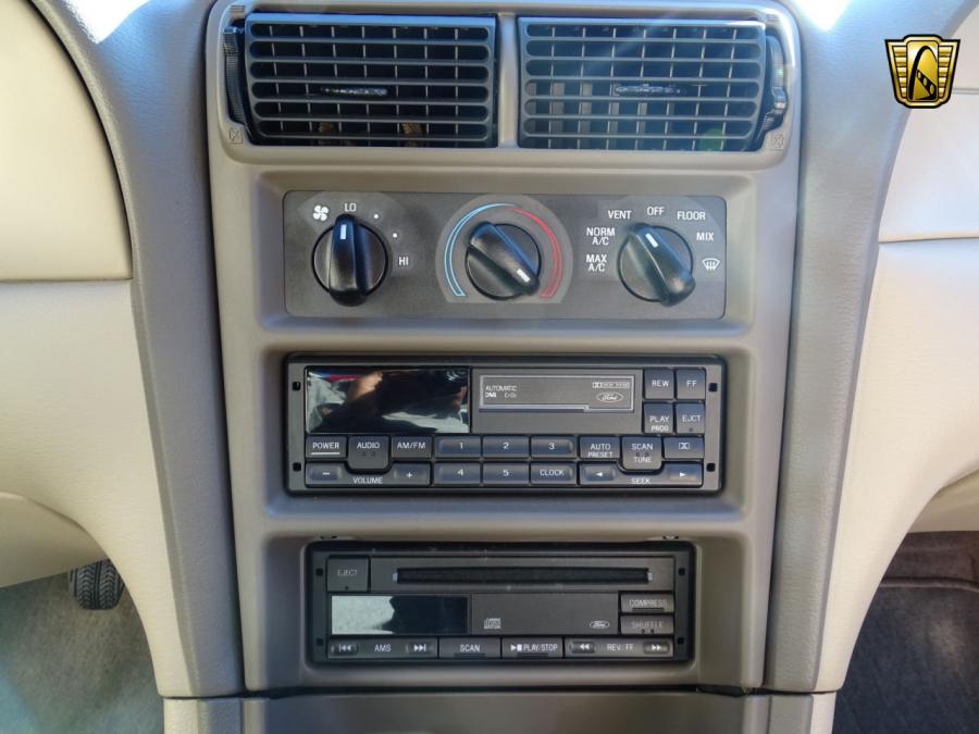 Детали интерьера Ford Mustang SVT Cobra Coupe 1999 года  (фото 52 из 84)